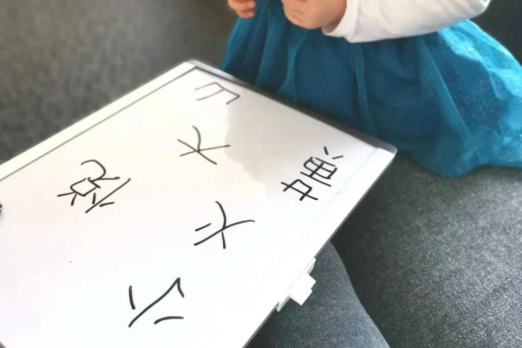 learning writing chinese characters for kids - white board and markers
