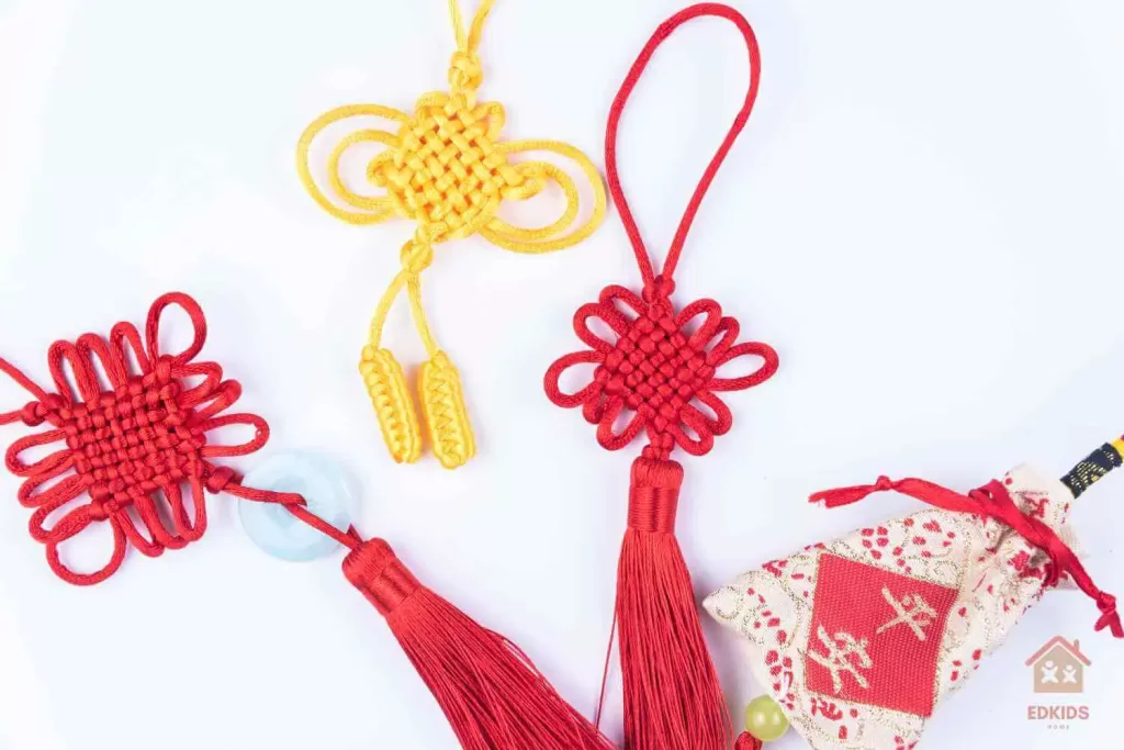 21 Traditional Chinese Toys & Games - Chinese Knotting